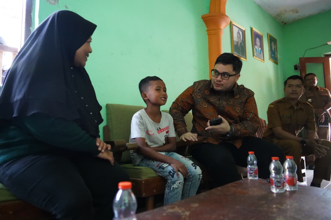 Tak Punya Akta Lahir, Anak 8 Tahun di Kediri Difasilitasi Mas Dhito untuk Kembali Bersekolah