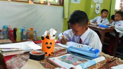 Sehari Setelah Dikunjungi Bupati, Restu Kembali Duduk di Bangku Sekolah