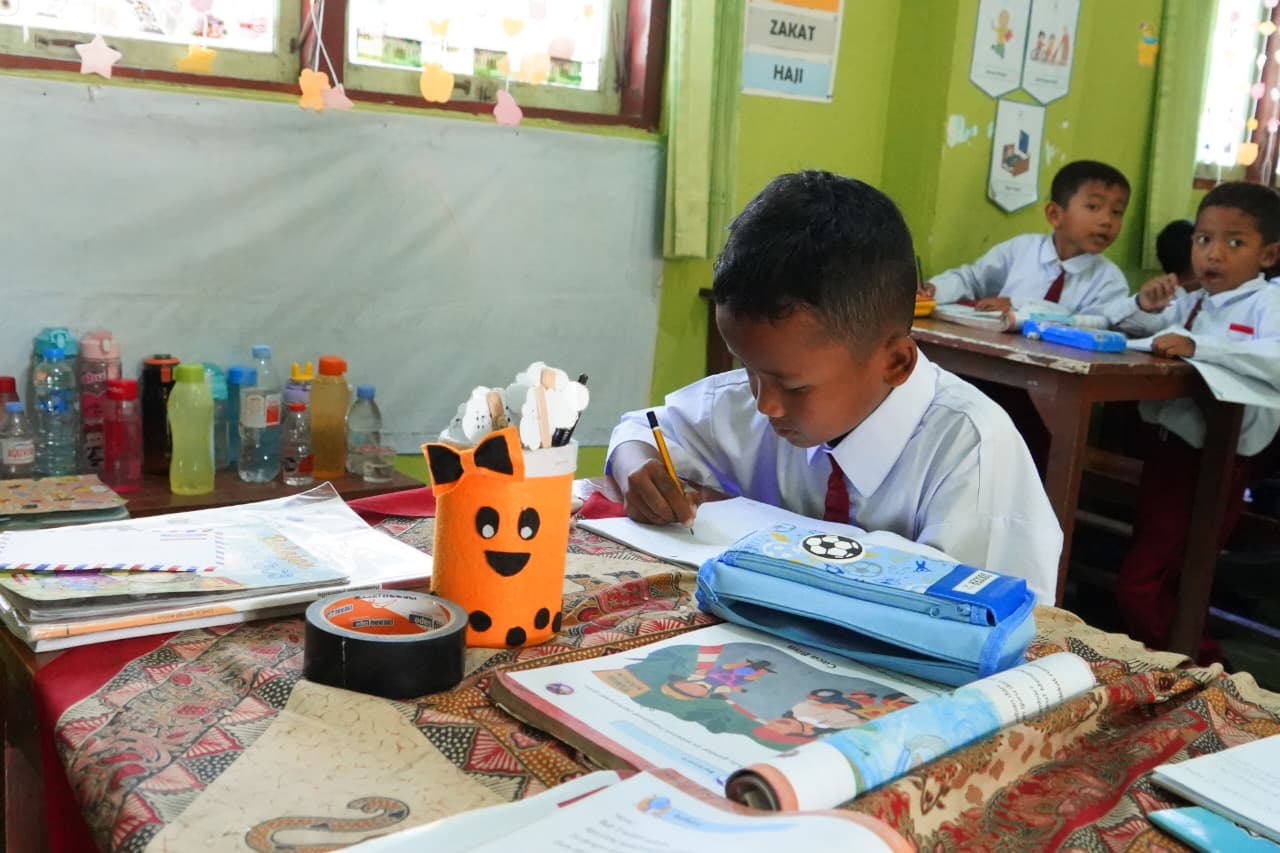 Sehari Setelah Dikunjungi Bupati, Restu Kembali Duduk di Bangku Sekolah