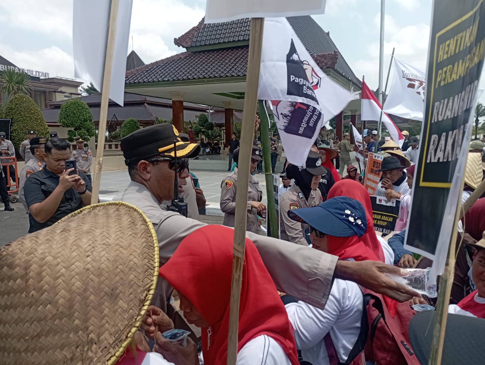 Polres Blitar Kerahkan 300 Personel Kawal Aksi Demo Hari Tani Nasional