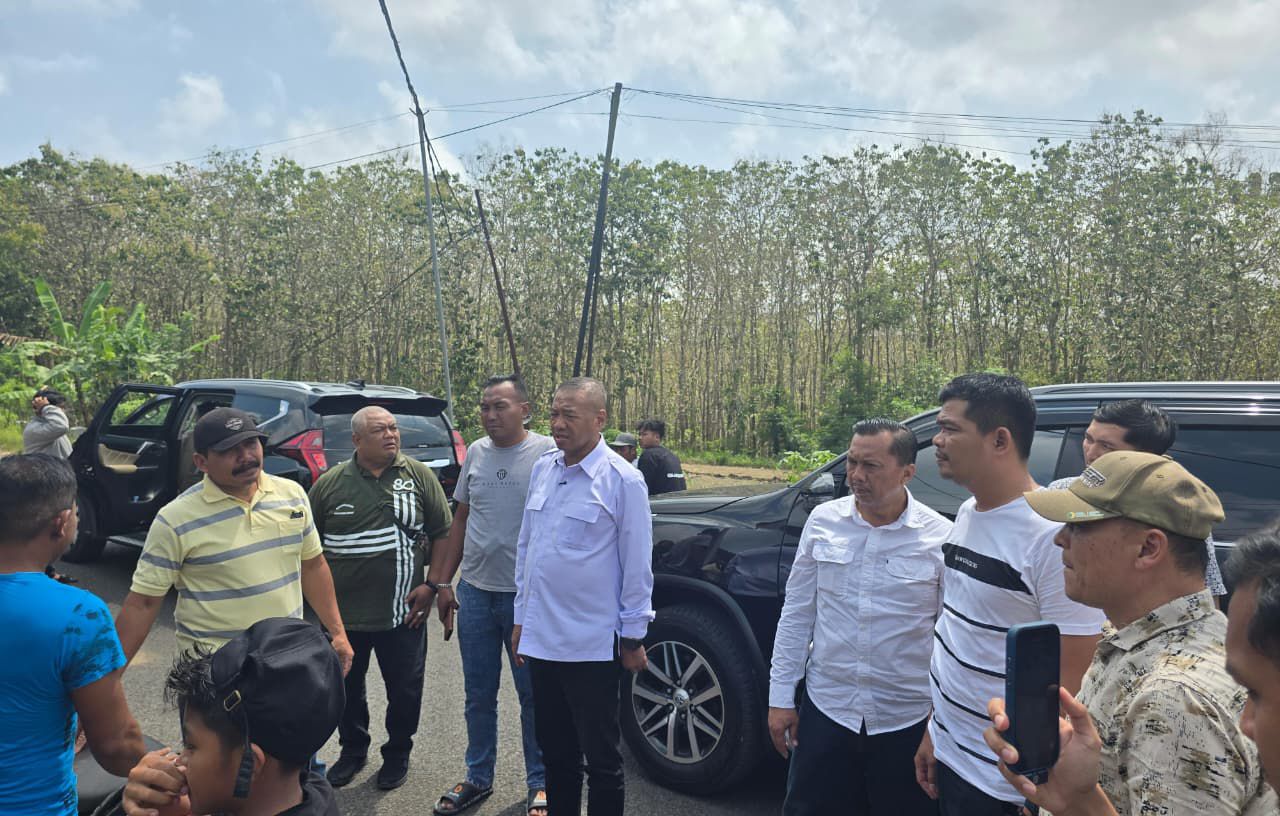 Bupati Gatut Sunu Tinjau Kaligentong, Janji Carikan Solusi Warga yang Belum Teraliri Listrik