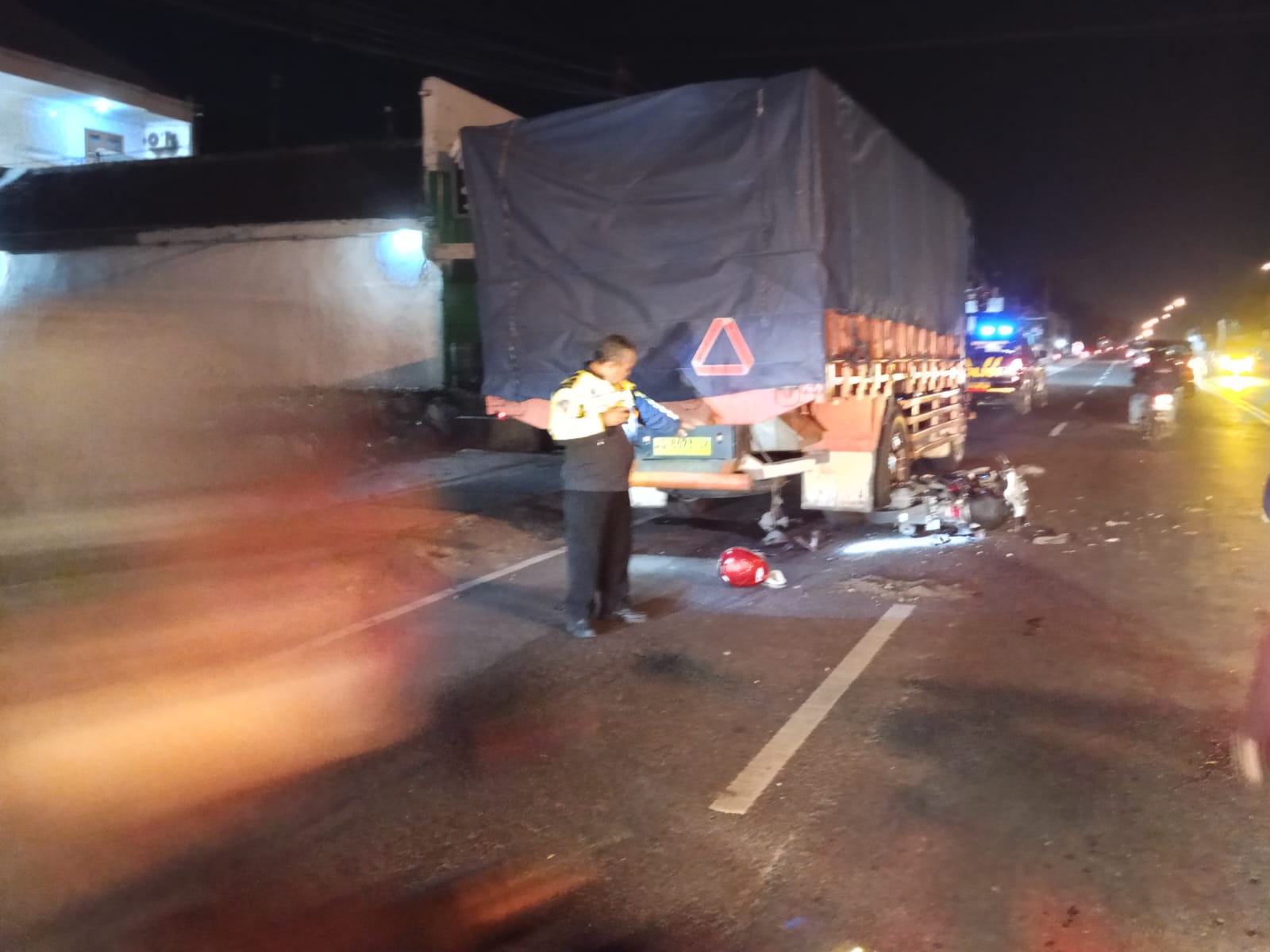 Guru TK Tewas Tabrak Truk Parkir di Tulungagung