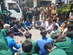 Mahasiswa Gelar Aksi di DPRD Tulungagung, Soroti Transparansi Dana BOS