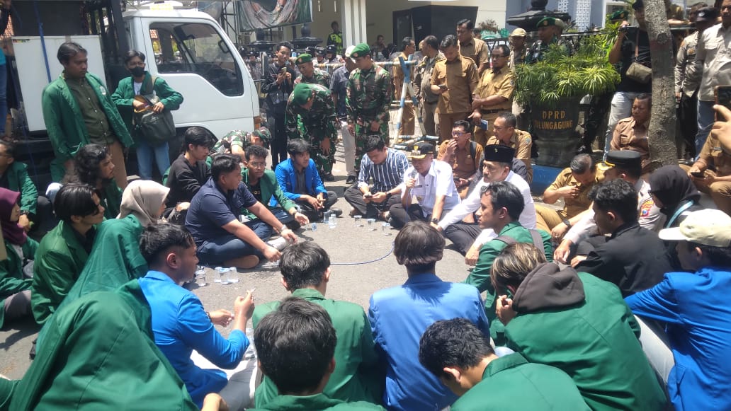 Mahasiswa Gelar Aksi di DPRD Tulungagung, Soroti Transparansi Dana BOS
