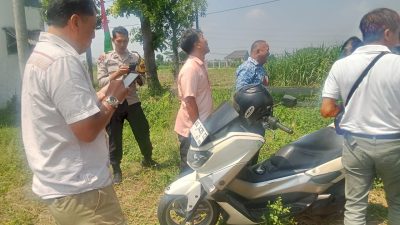 Kapolres Ponorogo AKBP Andin Wisnu Sudibyo membagikan ratusan paket sembak