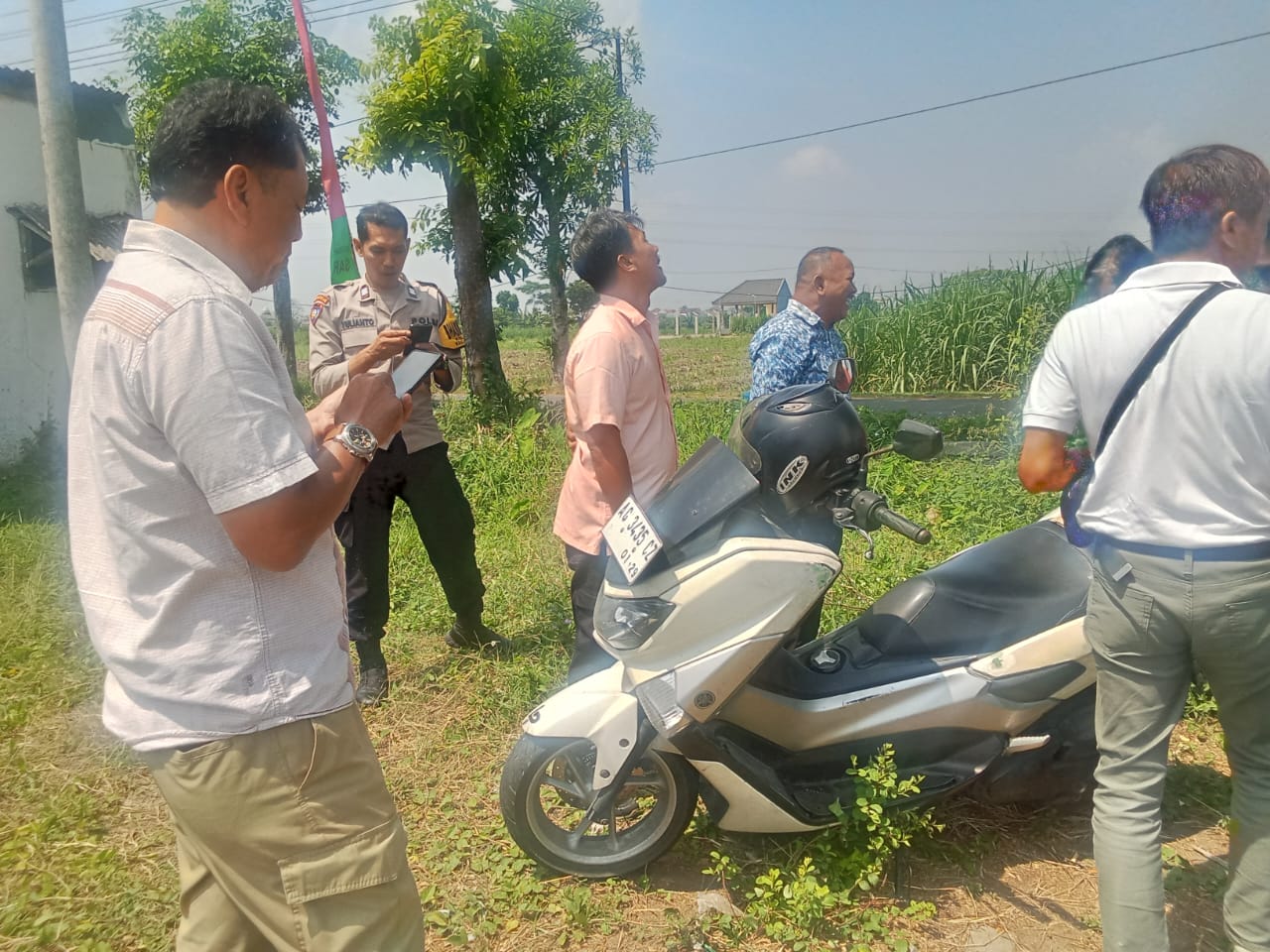 Kapolres Ponorogo AKBP Andin Wisnu Sudibyo membagikan ratusan paket sembak