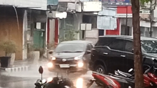 Hujan Deras, Jalan Pattimura Kediri Kembali Tergenang