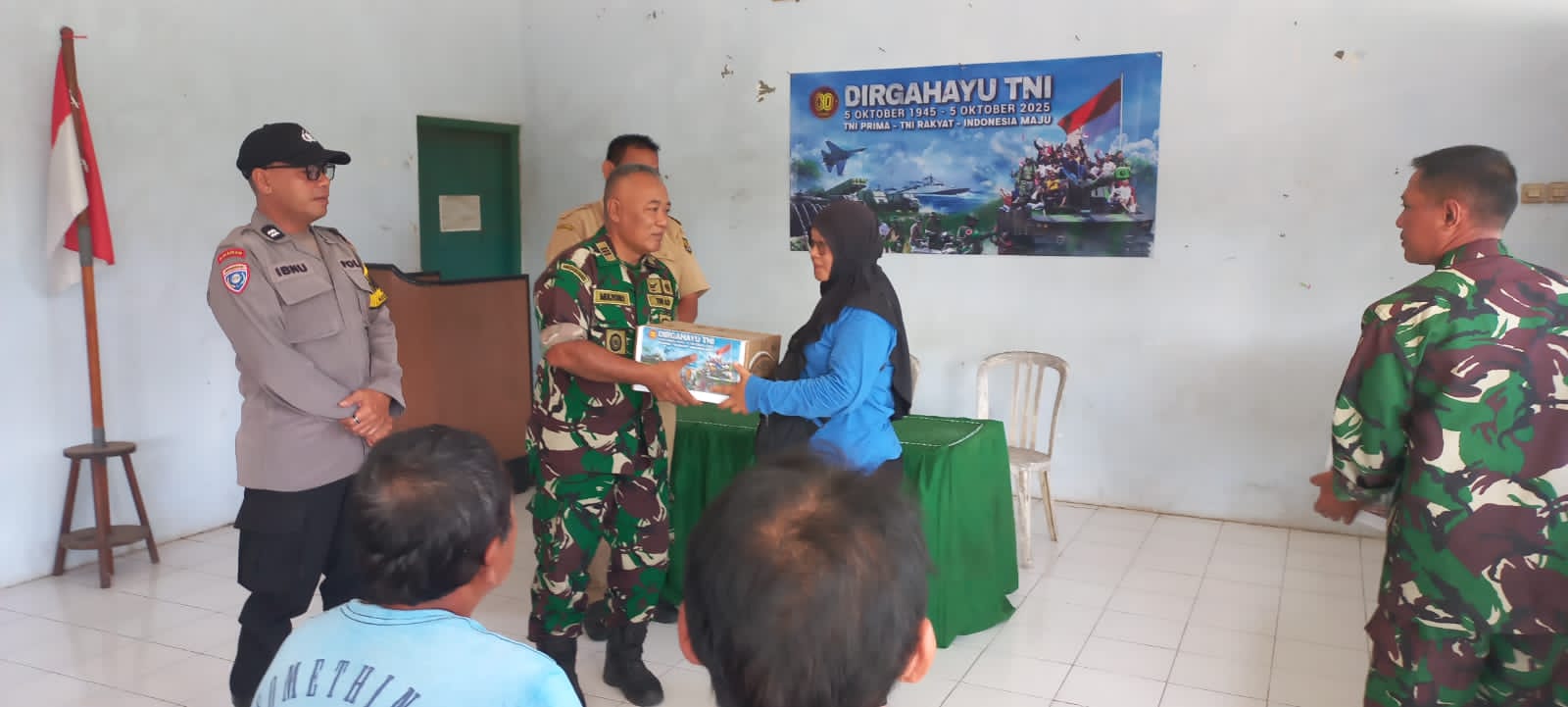 Rayakan HUT ke-80, Koramil Mojoroto Bagikan 60 Paket Sembako untuk Warga