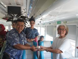 KAI Daop 7 Madiun Peringati Hari Batik Nasional, Penumpang Dapat Kejutan di Kereta