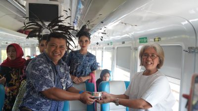 KAI Daop 7 Madiun Peringati Hari Batik Nasional, Penumpang Dapat Kejutan di Kereta