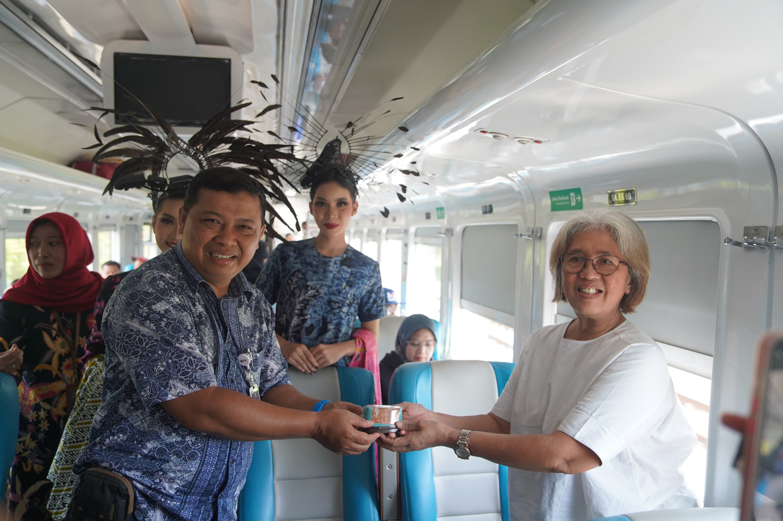 KAI Daop 7 Madiun Peringati Hari Batik Nasional, Penumpang Dapat Kejutan di Kereta