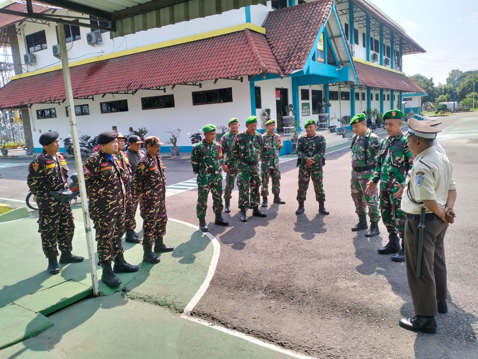 Koramil dan Banser Gelar Patroli Bersama di Kecamatan Pesantren