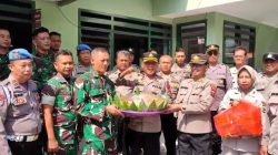 Polsek Pesantren Beri Kejutan Tumpeng ke Koramil di HUT TNI ke-80