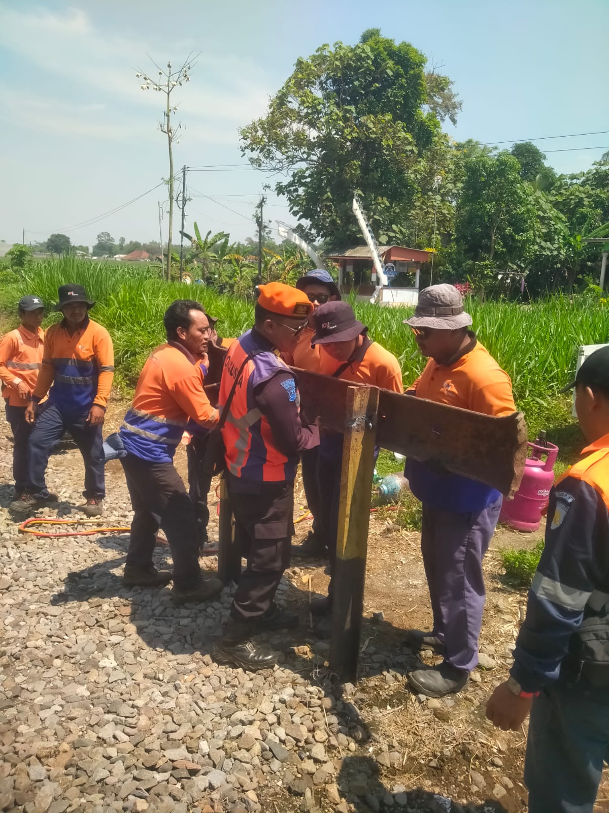KAI Daop 7 Madiun Tutup Perlintasan Ilegal, Tegaskan Keselamatan Sebagai Prioritas Utama