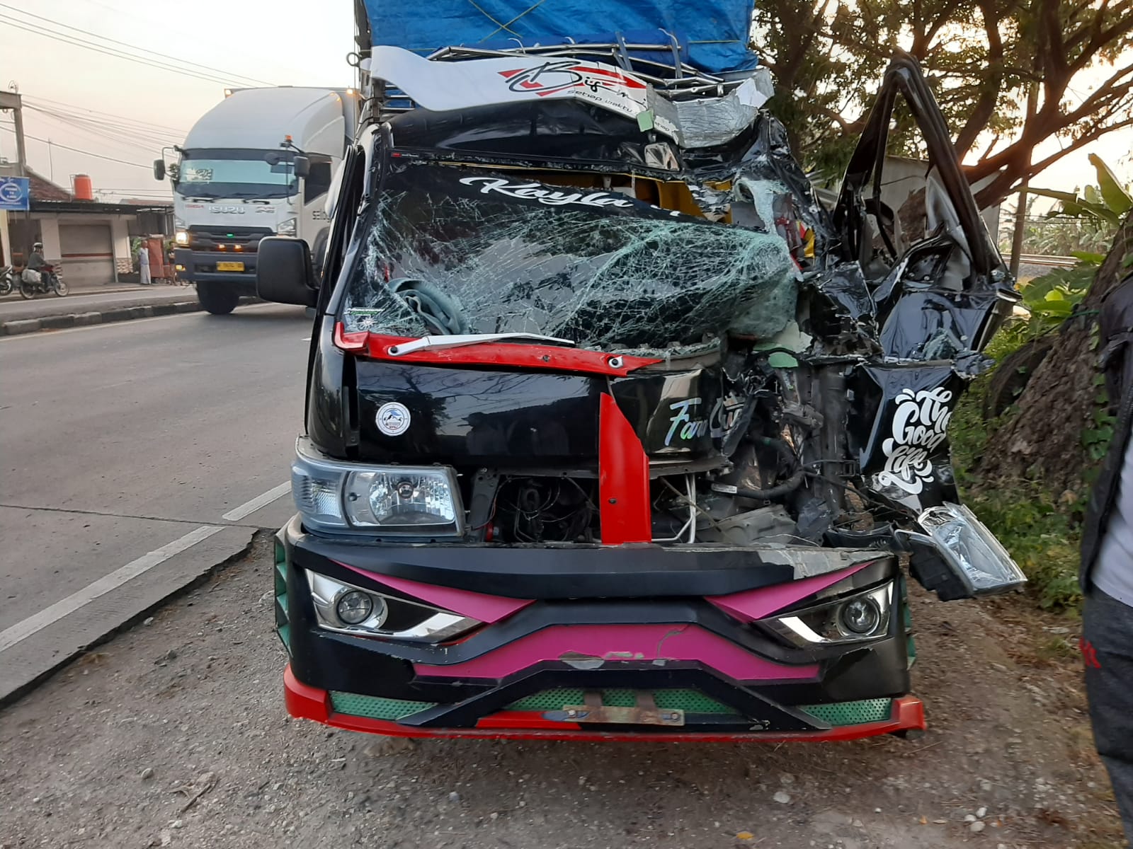 Pickup Pembawa Ratusan Merpati Pos Asal Jember Tabrak Truk Parkir di Lamongan