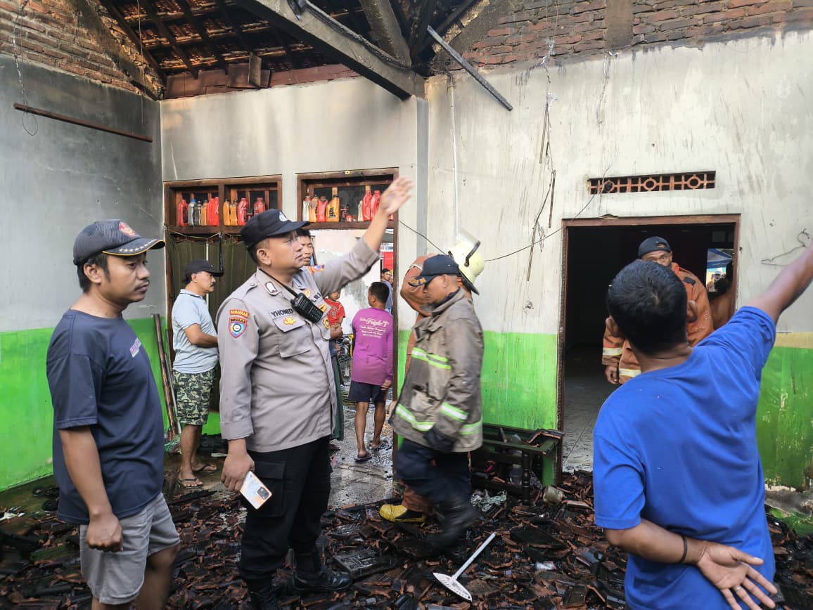 Diduga Akibat Konsleting Listrik, Rumah Warga Sukodadi Lamongan Hangus Terbakar