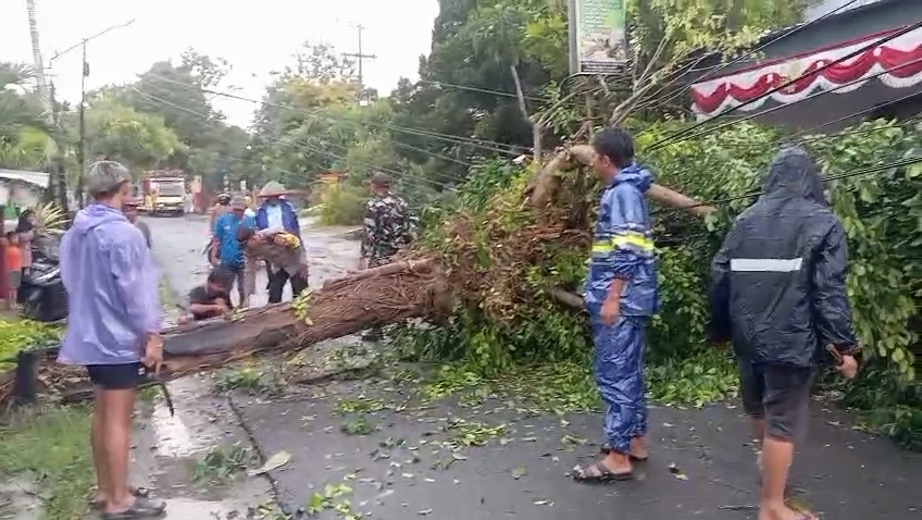 Hujan Deras Disertai Angin Kencang Terjang Ngimbang Lamongan, Rumah dan Fasilitas Umum Rusak