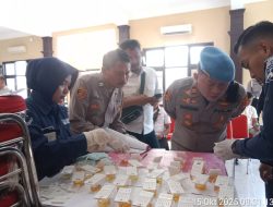 Jaga Disiplin Internal, Puluhan Anggota Polres Lamongan Jalani Tes Urine Mendadak oleh Propam Polda Jatim
