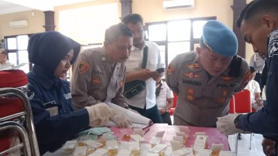 Jaga Disiplin Internal, Puluhan Anggota Polres Lamongan Jalani Tes Urine Mendadak oleh Propam Polda Jatim