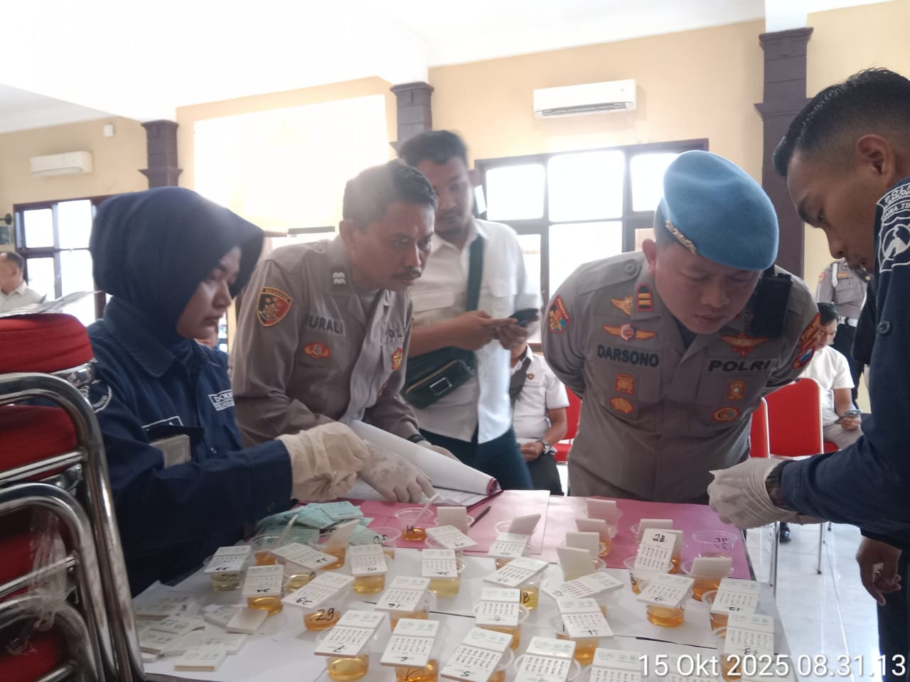 Jaga Disiplin Internal, Puluhan Anggota Polres Lamongan Jalani Tes Urine Mendadak oleh Propam Polda Jatim