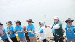 Unisla Tanam 1.000 Pohon Mangrove, Dorong Perikanan Berkelanjutan di Pesisir Lamongan