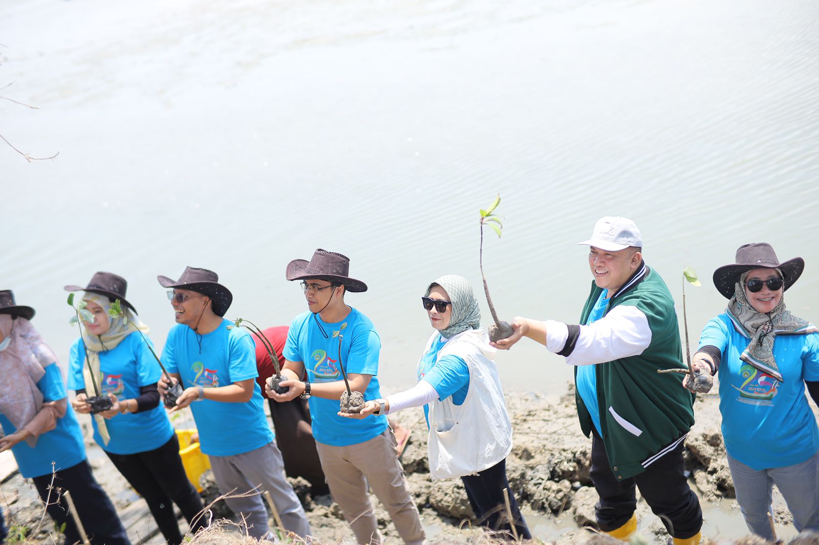 Unisla Tanam 1.000 Pohon Mangrove, Dorong Perikanan Berkelanjutan di Pesisir Lamongan