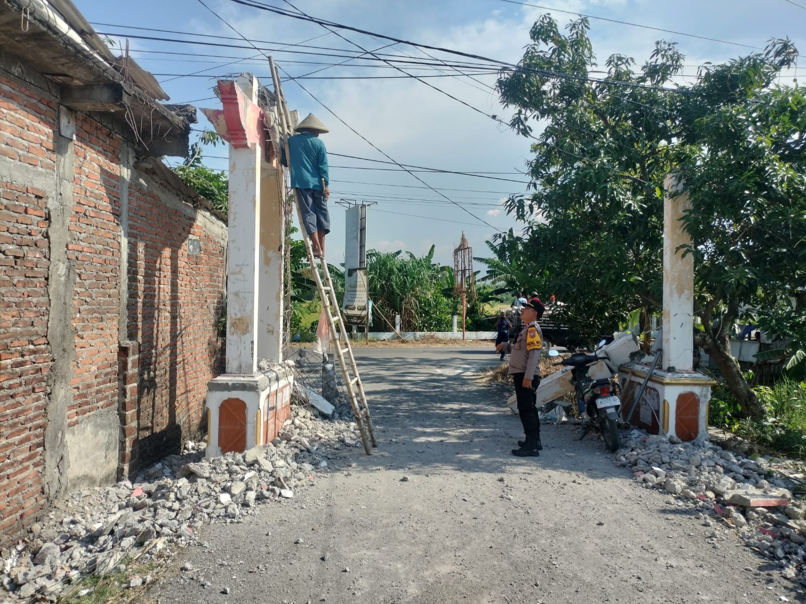 Tragis! Perbaiki Gapura Desa, Warga Sukodadi Tewas Tertimpa Puing Bangunan