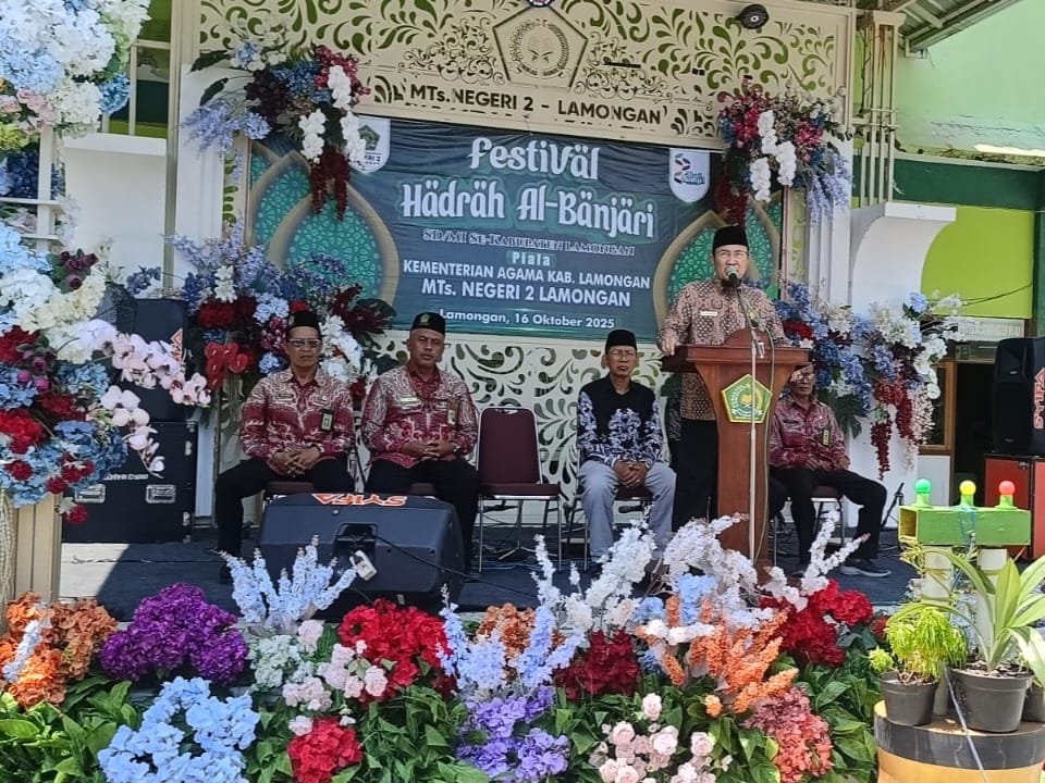 MTsN 2 Lamongan Meriahkan Hari Santri Nasional 2025 Lewat Festival Al Banjari