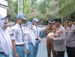 Polres Lamongan Gelar “Police Goes to School” Serentak, Kapolres Pimpin Apel di SMAN 2 Lamongan