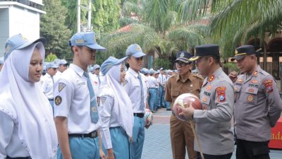 Polres Lamongan Gelar “Police Goes to School” Serentak, Kapolres Pimpin Apel di SMAN 2 Lamongan