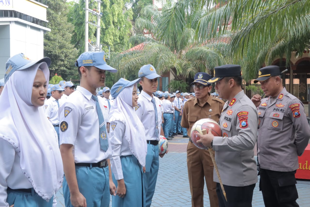 Polres Lamongan Gelar “Police Goes to School” Serentak, Kapolres Pimpin Apel di SMAN 2 Lamongan