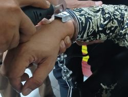 Satpam Kejari Lamongan Panik Tangan Terjebak Borgol, Damkar Turun Tangan