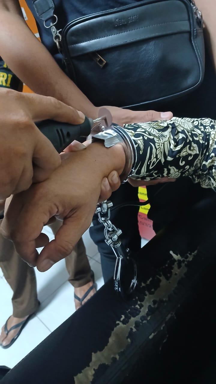 Satpam Kejari Lamongan Panik Tangan Terjebak Borgol, Damkar Turun Tangan Dini Hari