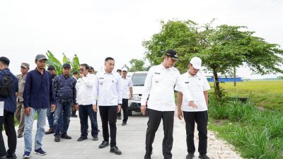 Bupati Lamongan Yuhronur Efendi didampingi Wabup Dirham Akbar Aksara meninjau progres Jamula Mantap.