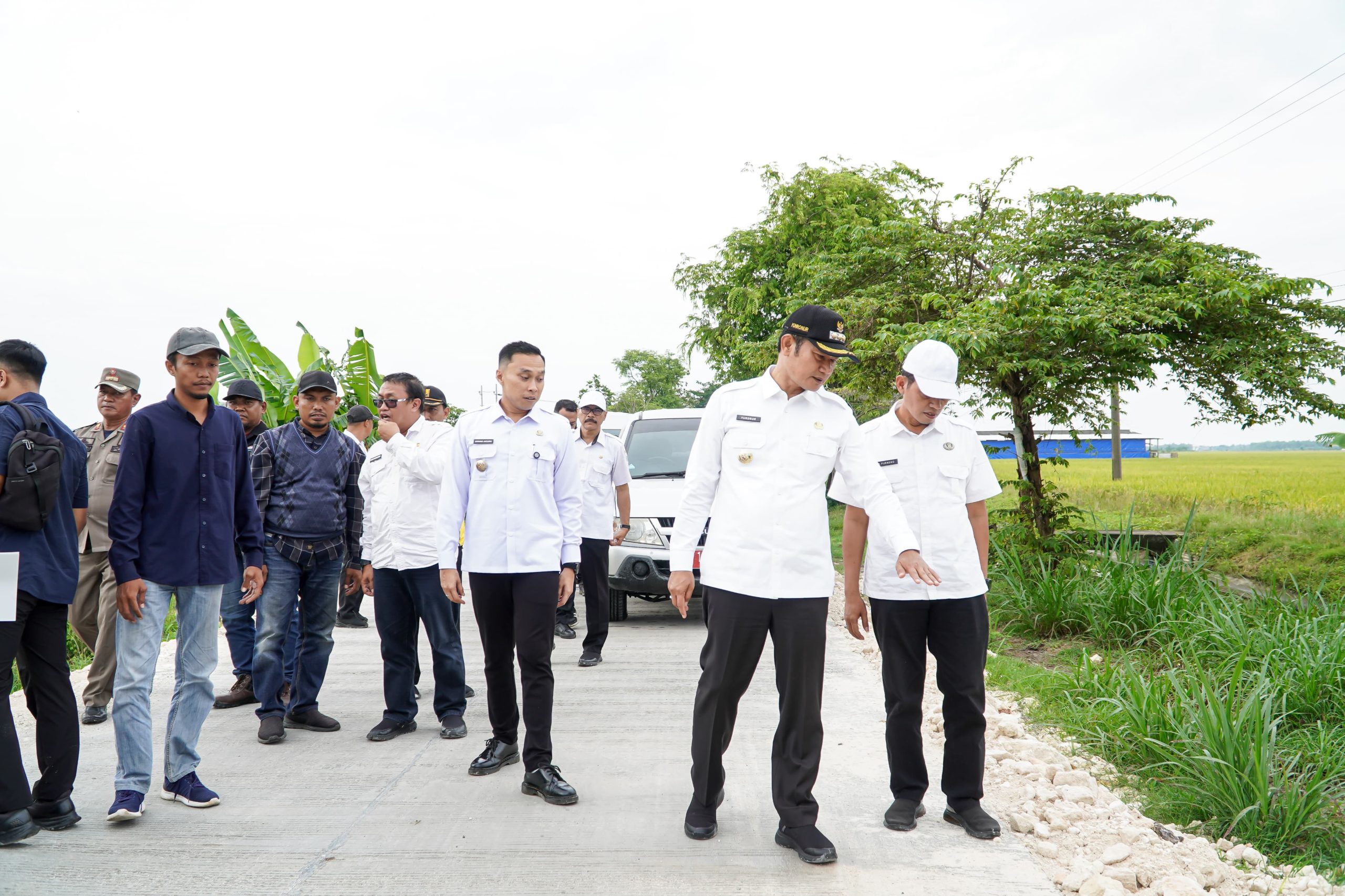 Bupati Lamongan Yuhronur Efendi didampingi Wabup Dirham Akbar Aksara meninjau progres Jamula Mantap.