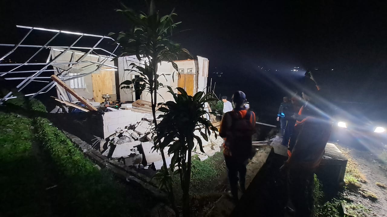 Angin Kencang Terjang Kota Batu, Rumah Warga di Bumiaji Rusak Berat