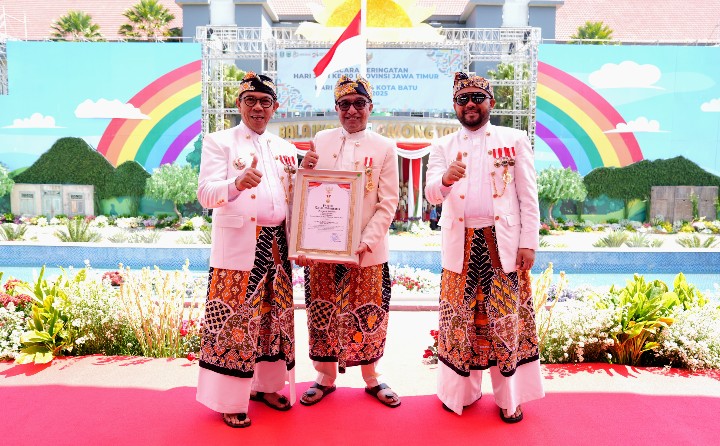 Pemkot Batu Anugerahkan Lencana Hakaryo Guno Mamayu Bawono 2025 kepada Tokoh dan Instansi Berprestasi