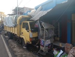 Sopir Mengantuk, Truk Tabrak Mobil dan Empat Rumah di Jalan Moh. Hatta Kota Batu