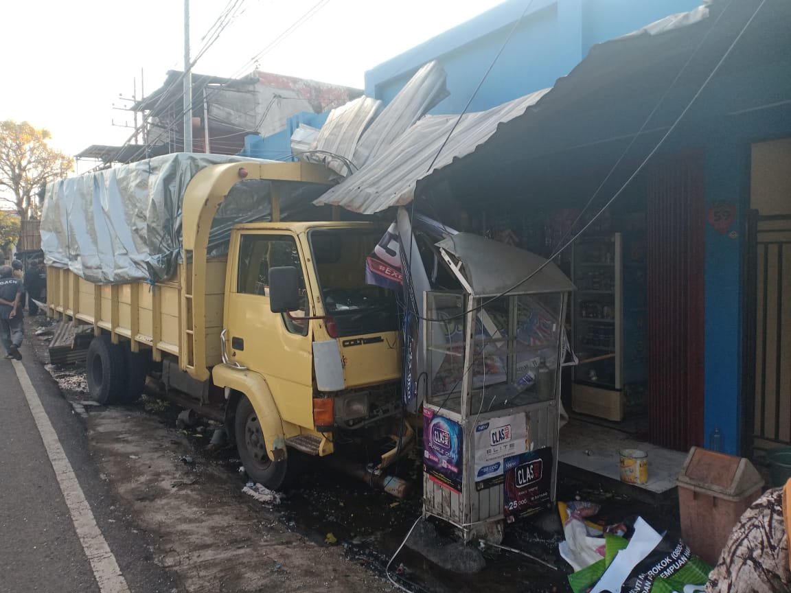 Sopir Mengantuk, Truk Tabrak Mobil dan Empat Rumah di Jalan Moh. Hatta Kota Batu
