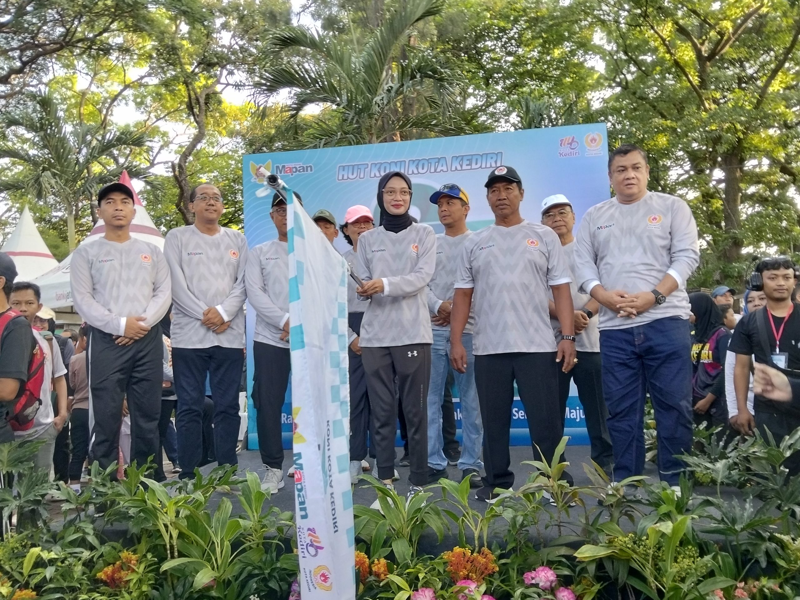 Ribuan Warga Meriahkan Jalan Sehat dan Senam Massal HUT ke-87 KONI Kota Kediri