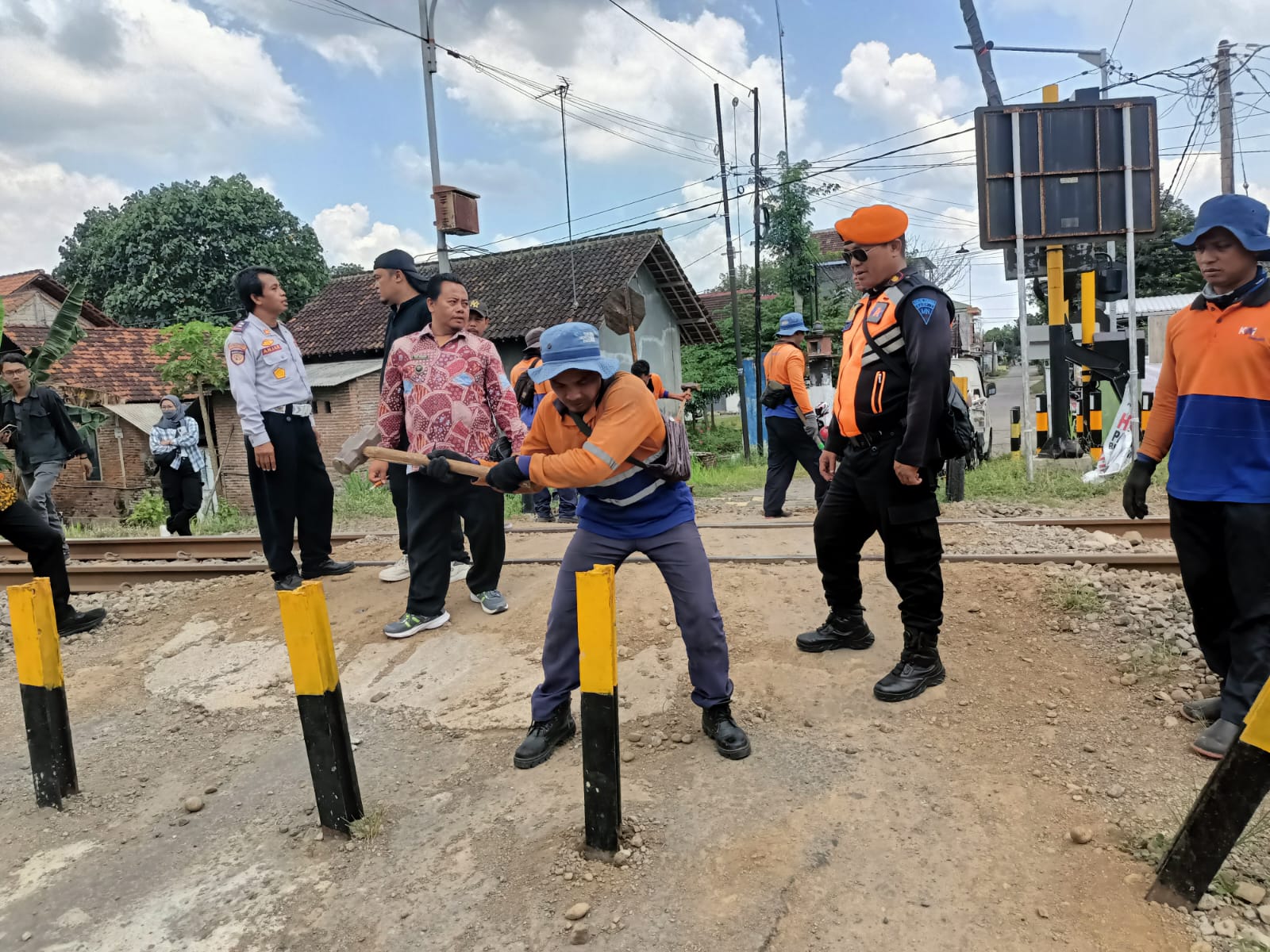 KAI Daop 7 Madiun Lakukan Normalisasi Jalur, Jaga Kecepatan dan Keselamatan Kereta Api