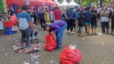 We Are Persikmania The Real Purple Galang Aksi Bersih-Bersih di Jalan Sehat HUT KONI ke-87