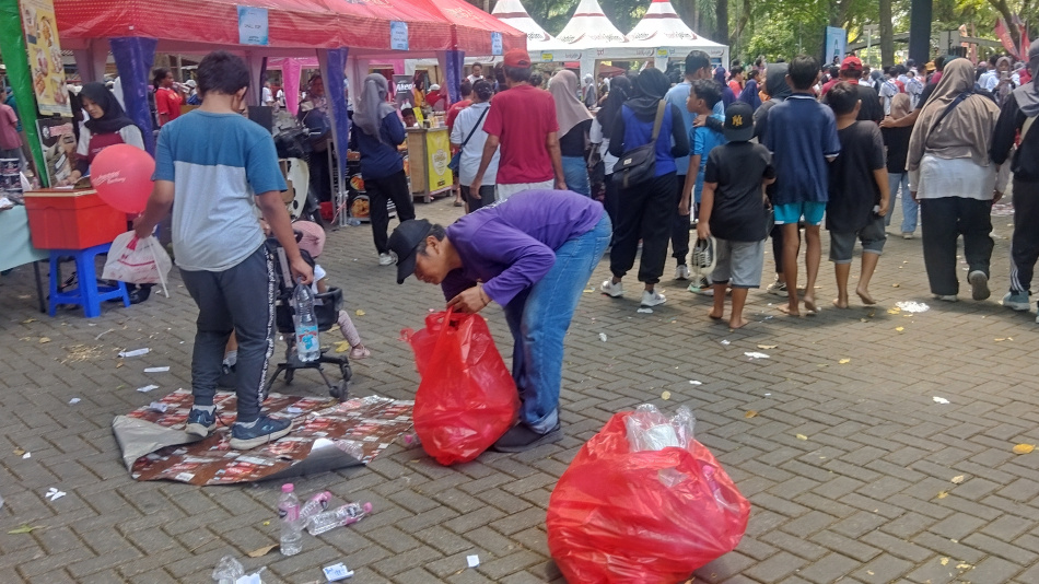We Are Persikmania The Real Purple Galang Aksi Bersih-Bersih di Jalan Sehat HUT KONI ke-87