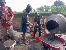 Prajurit TNI dan Warga Kelurahan Bawang Gotong Royong Perbaiki Akses Jalan ke TPU Centong
