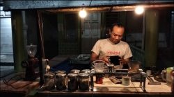 Angkringan Kopi Ireng, Nikmatnya Kopi Bintang Lima di Sudut Balowerti