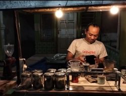 Angkringan Kopi Ireng, Nikmatnya Kopi Bintang Lima di Sudut Balowerti