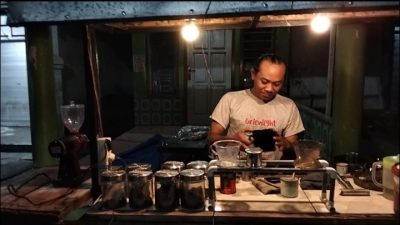 Angkringan Kopi Ireng, Nikmatnya Kopi Bintang Lima di Sudut Balowerti