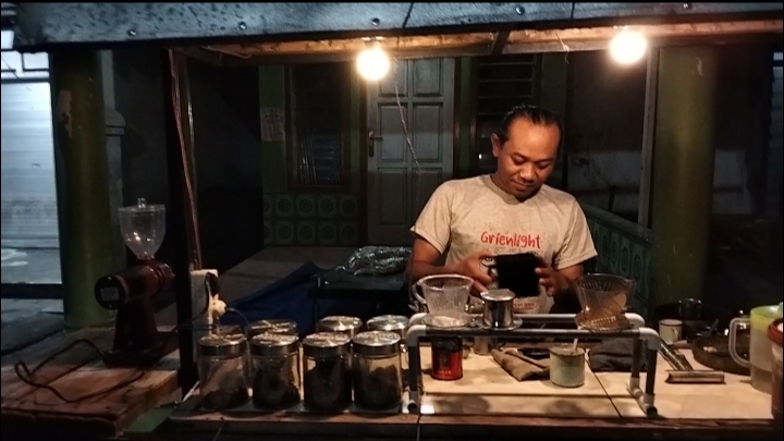 Angkringan Kopi Ireng, Nikmatnya Kopi Bintang Lima di Sudut Balowerti