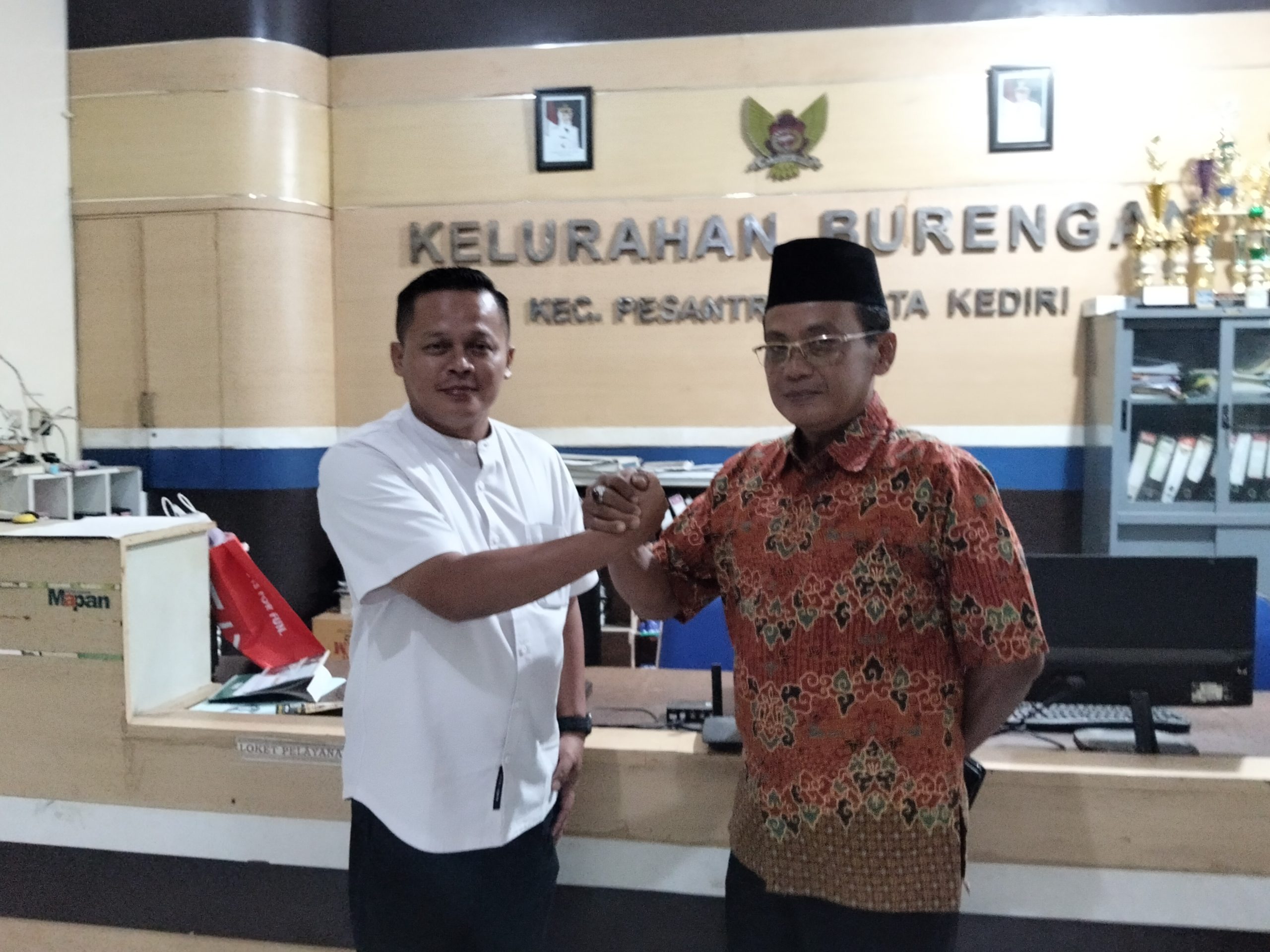 Pisah Sambut Kepala Kelurahan Burengan: Tongkat Estafet Diserahkan dari Adi Sutrisno kepada Moch Puger