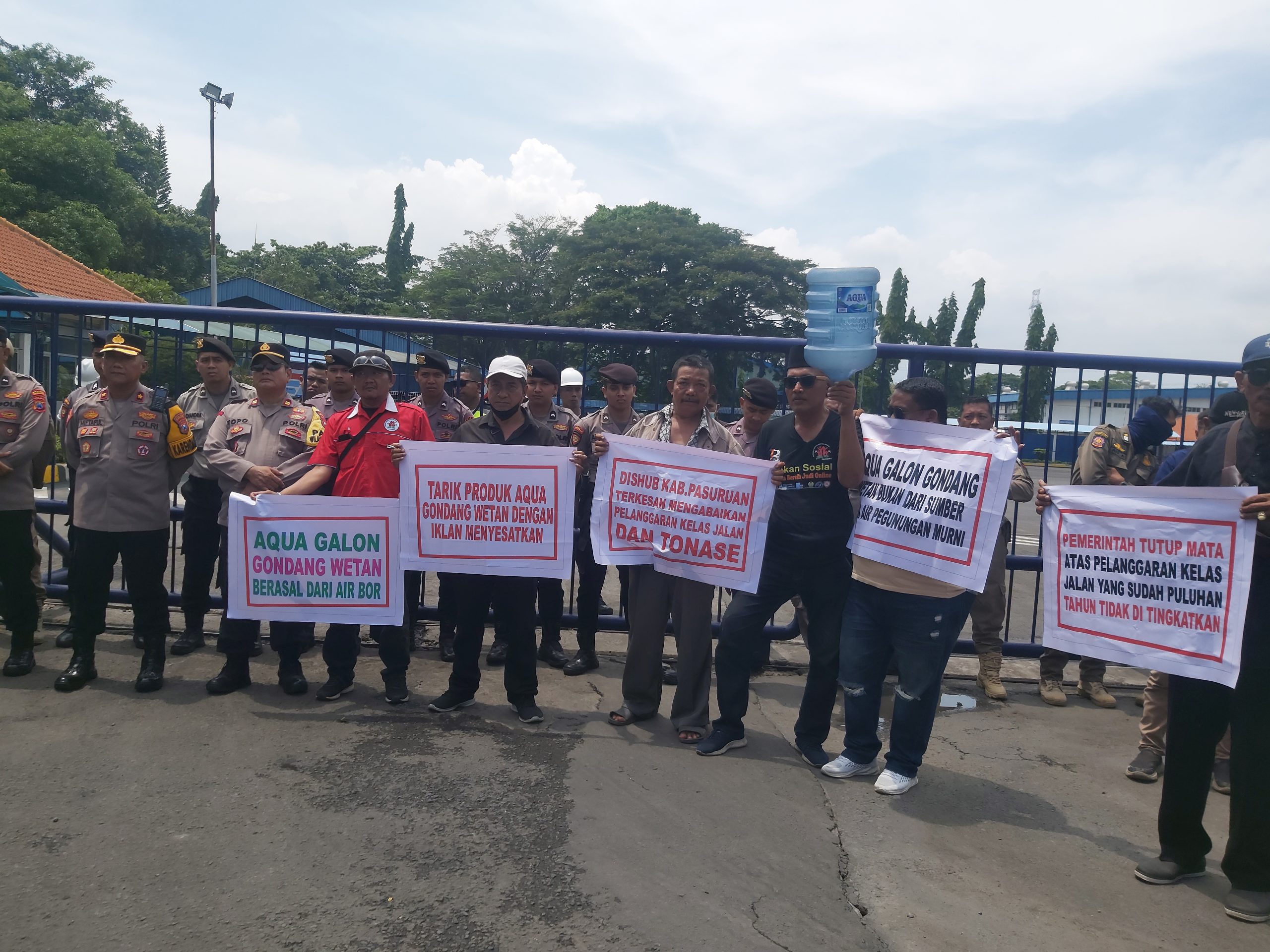 Pabrik AQUA di Pasuruan Didemo, Massa Tuding Klaim Sumber Mata Air Tak Sesuai Fakta